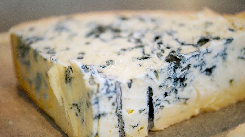 Es falso que el queso azul se haga con gusanos. El casu marzu, ilegal pero producido en forma casera en italia, se hace con larvas de moscas