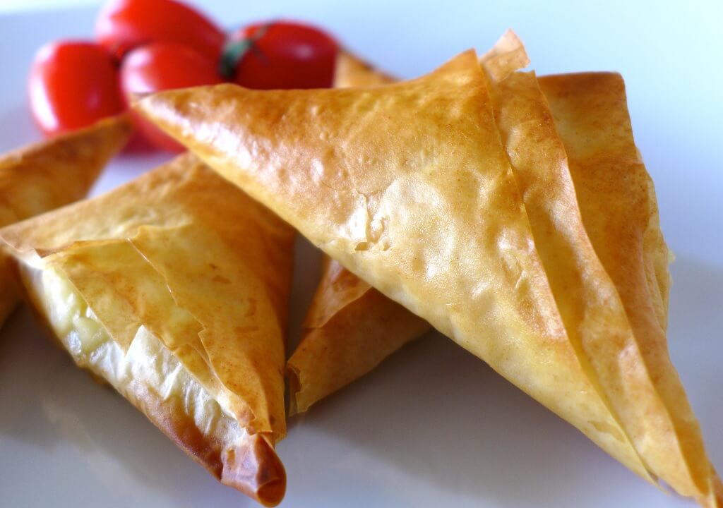 El queso feta brilla en platos de comida griega y arabe