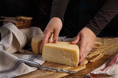 Tocar el queso con las manos para percibir su textura